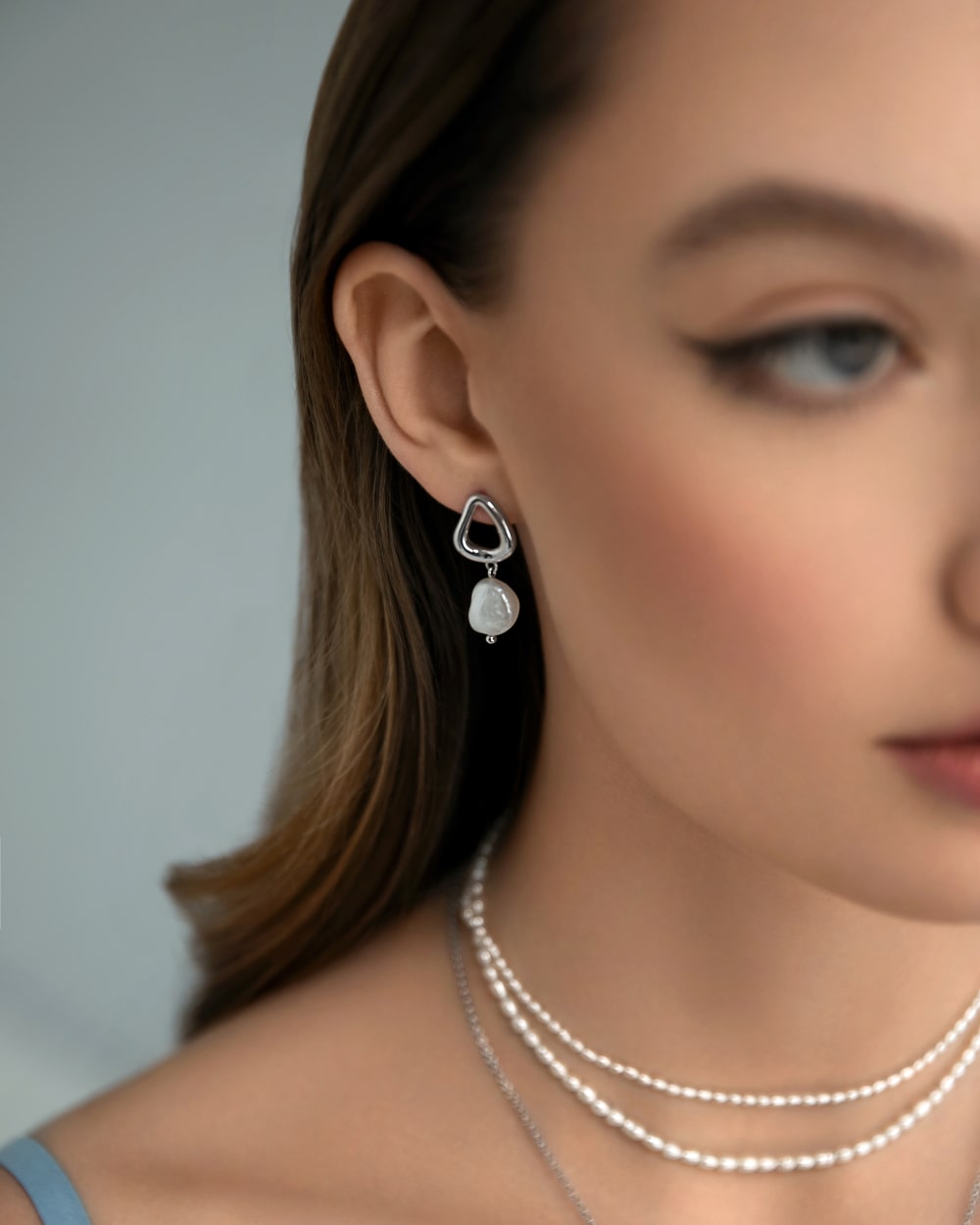 Streamlined earrings with baroque pearls
