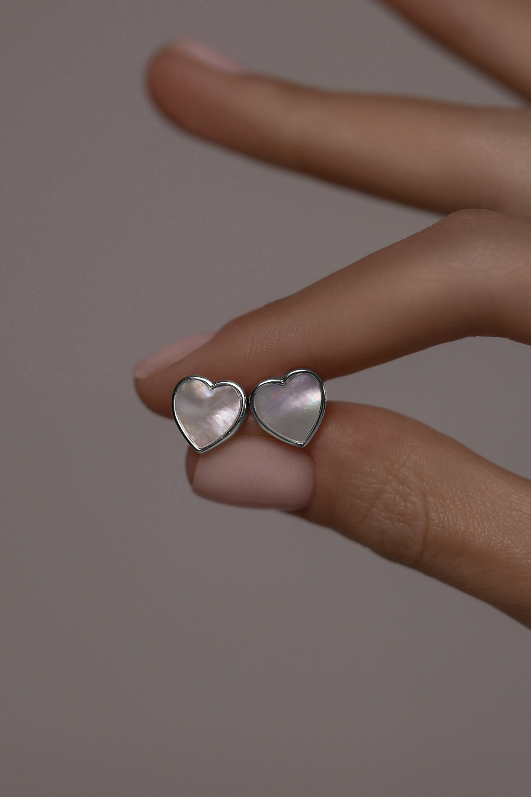 Earstuds Heart with white mother of pearl