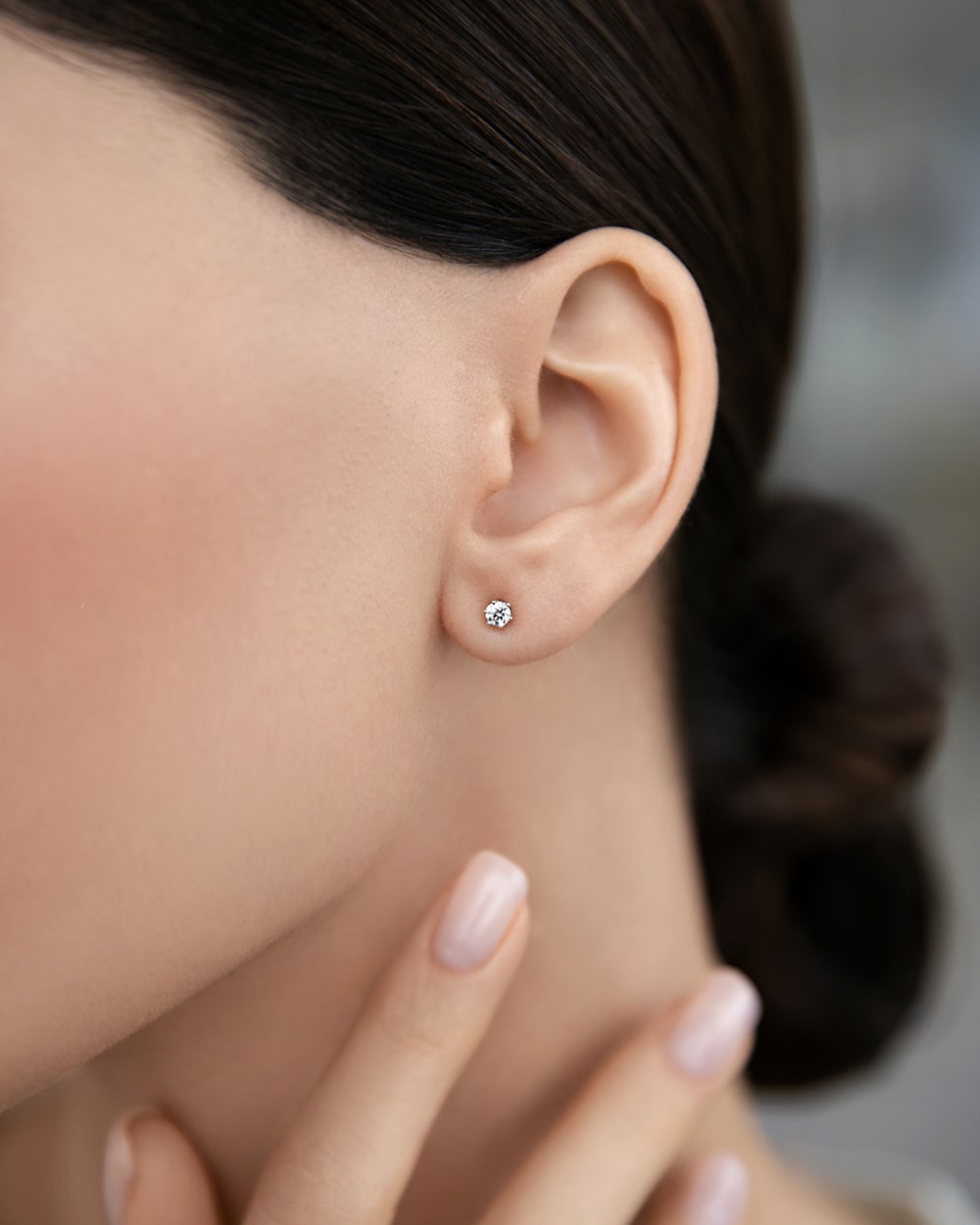 Stud earring with a stone