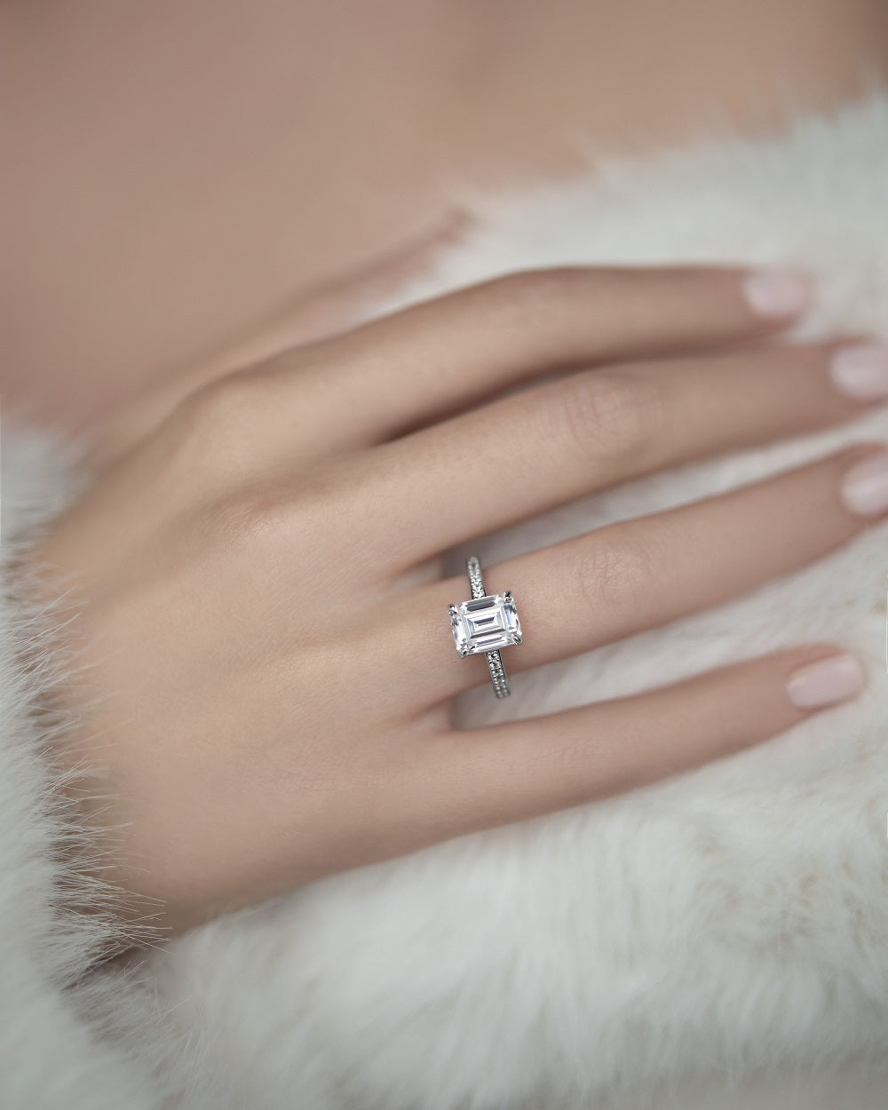 Ring with a stone in a baguette cut V2