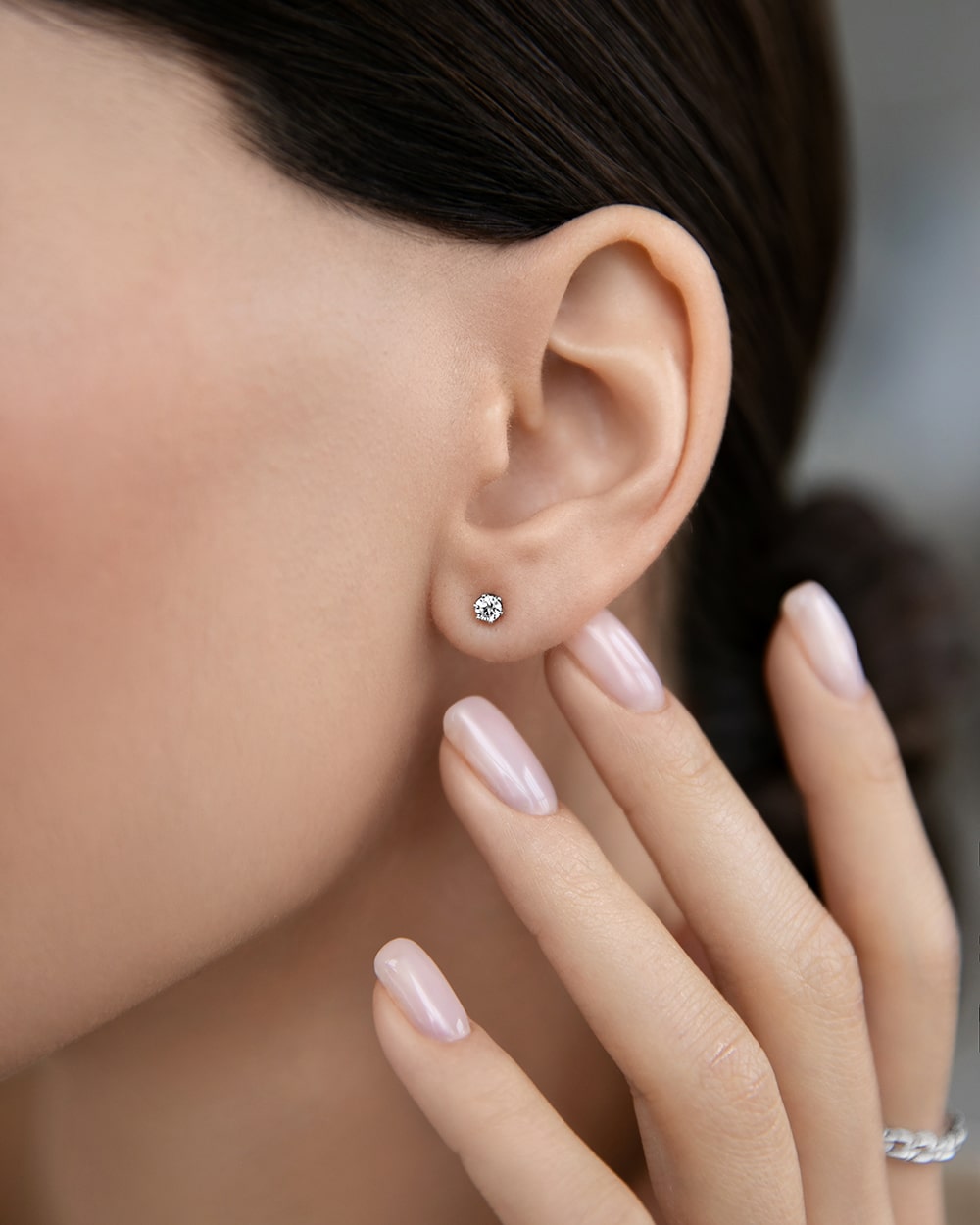 Stud earring with a stone