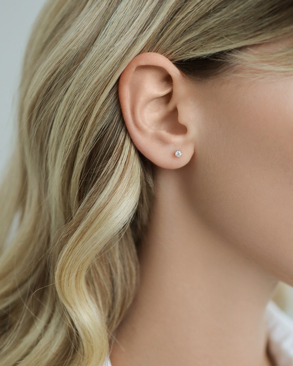 Stud earrings with cubic zirconia 3 mm