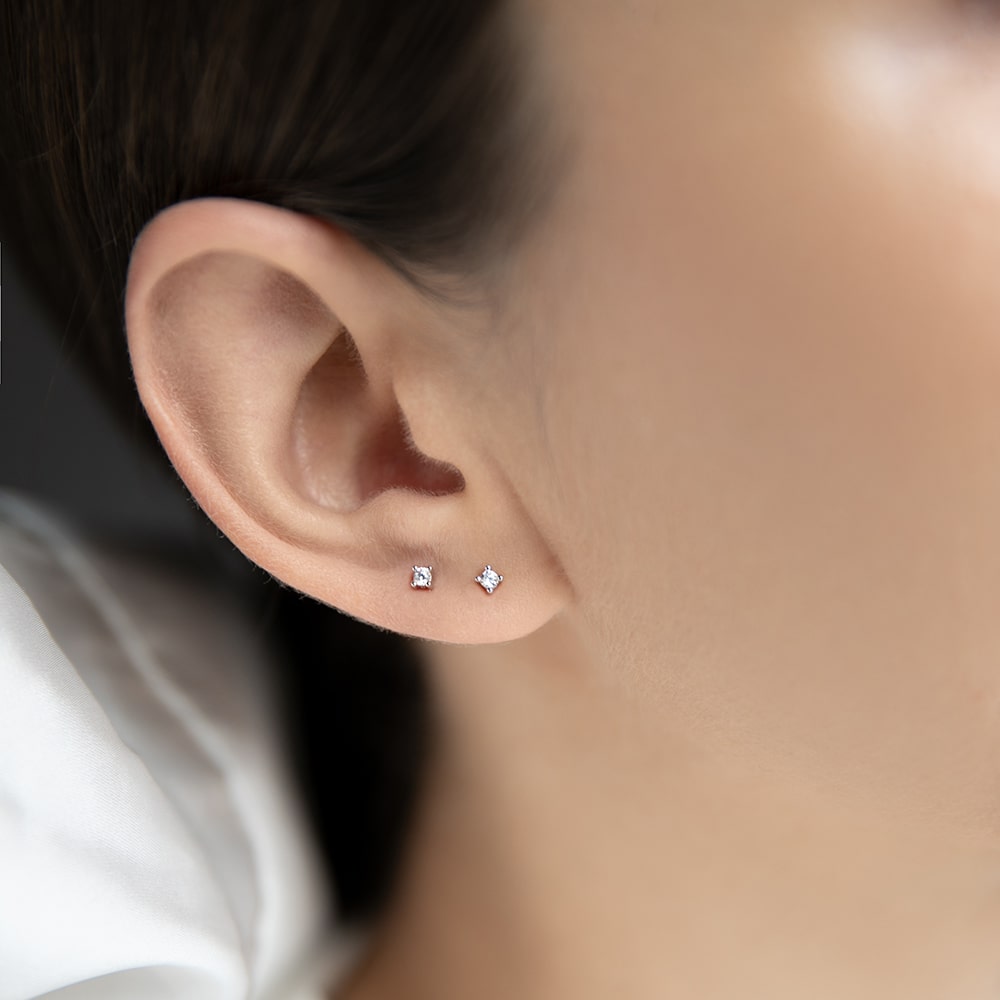 Stud earrings with cubic zirconia 2 mm