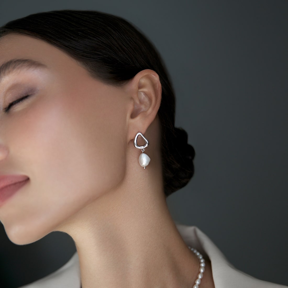 Streamlined earrings with baroque pearls