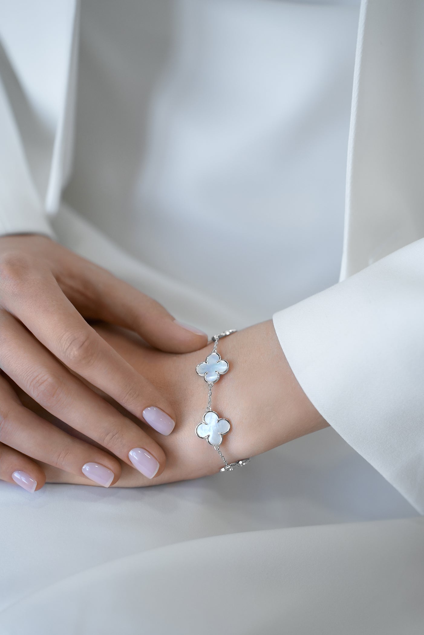 Bracelet with mother-of-pearl clovers