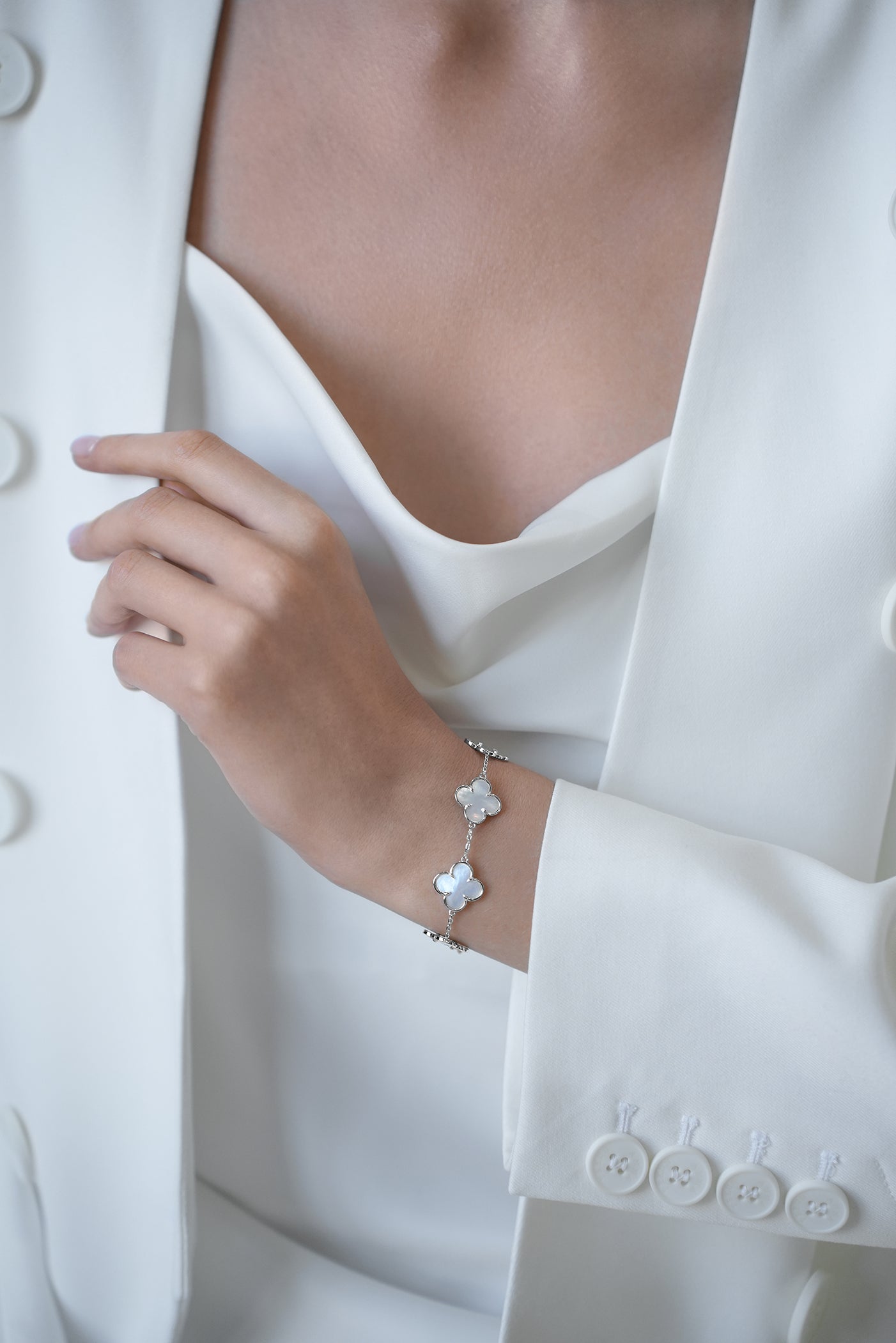 Bracelet with mother-of-pearl clovers