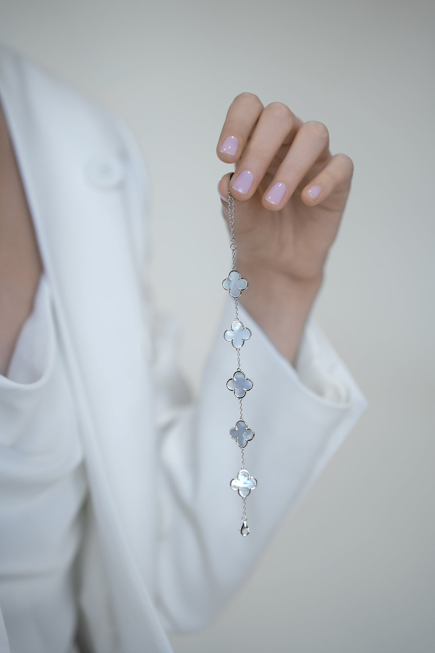Bracelet with mother-of-pearl clovers