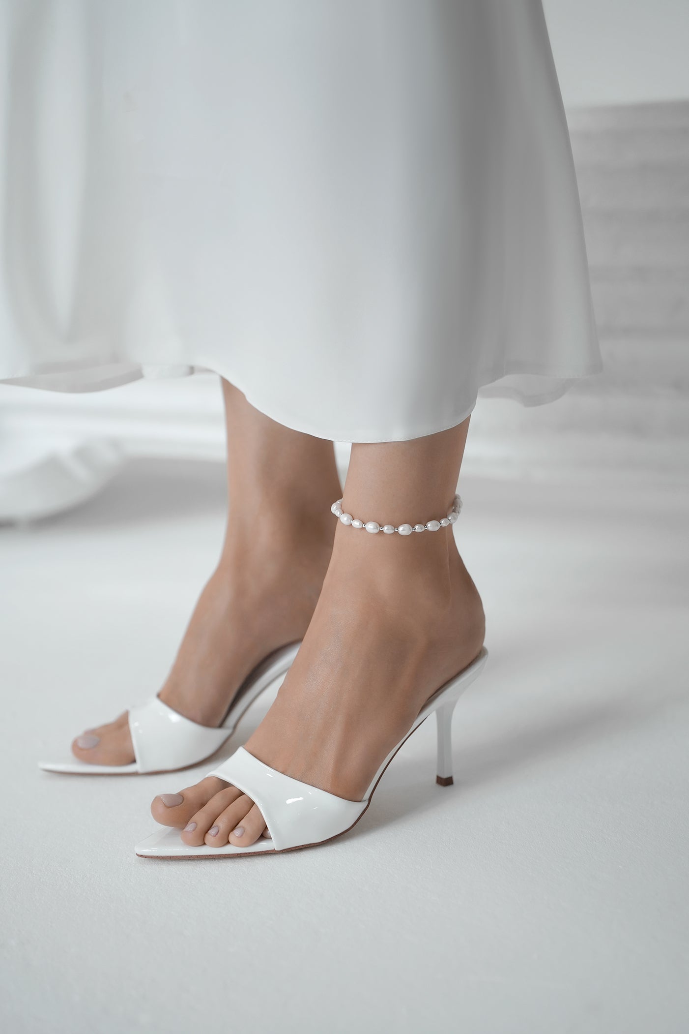 Anklet with large pearls and balls