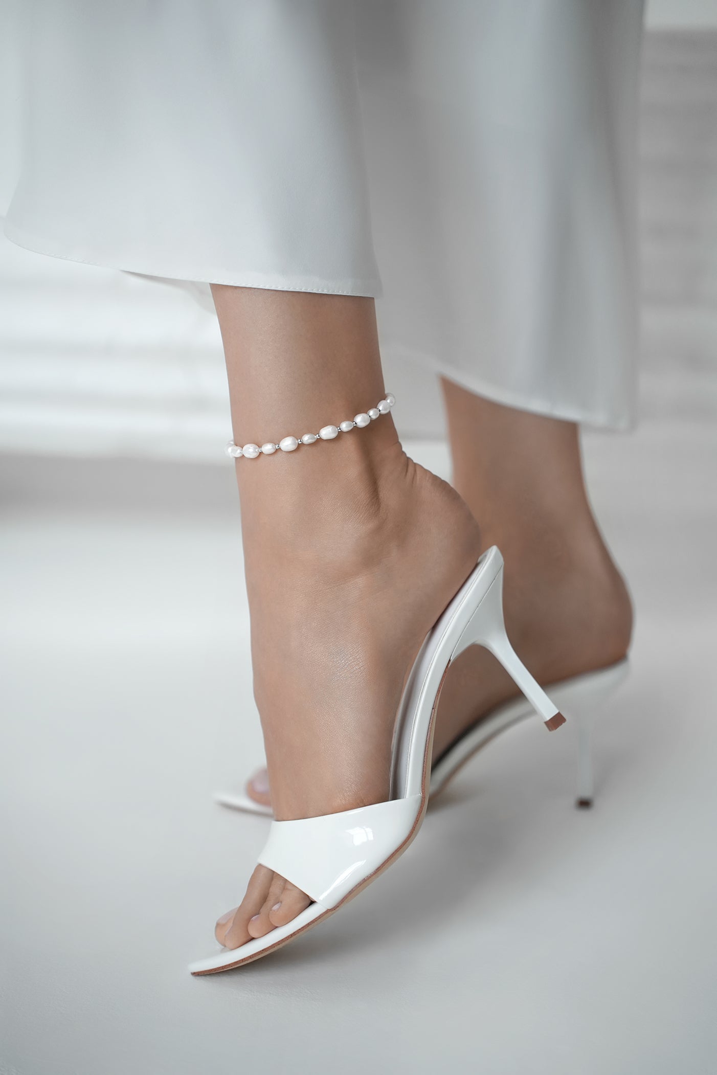 Anklet with large pearls and balls