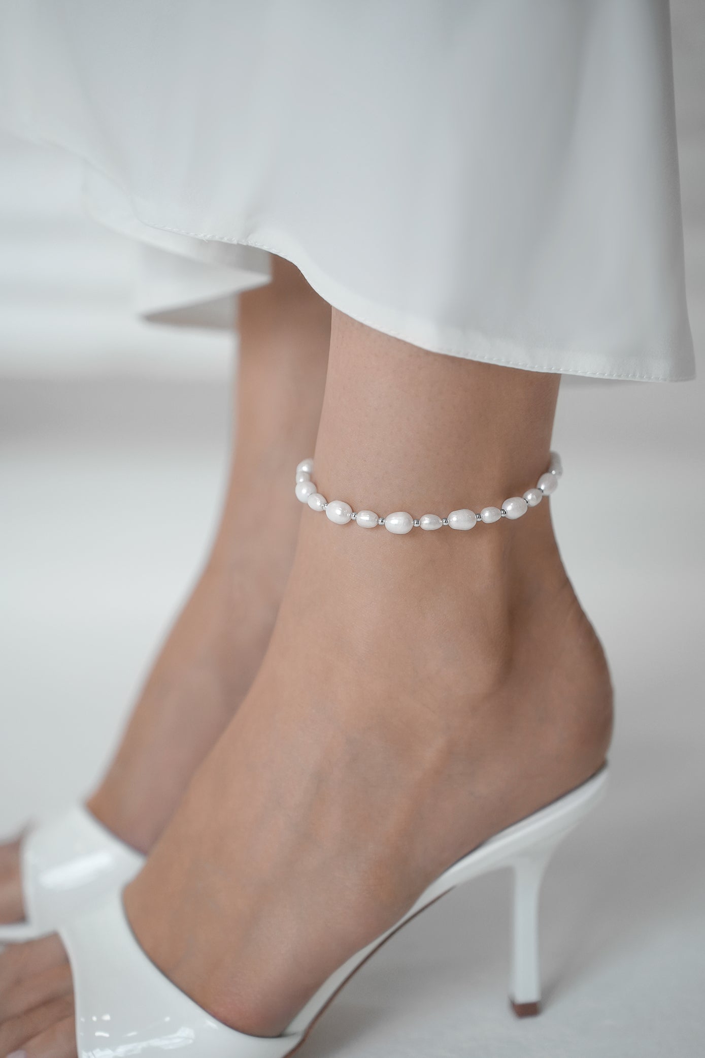 Anklet with large pearls and balls