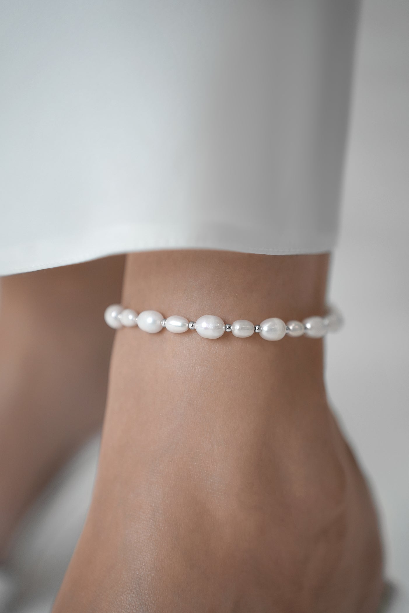 Anklet with large pearls and balls