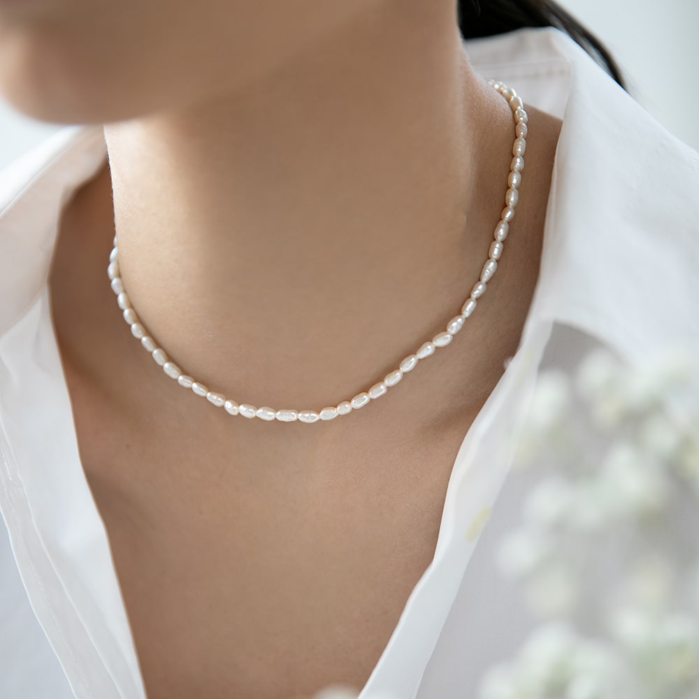 Pearl choker necklace