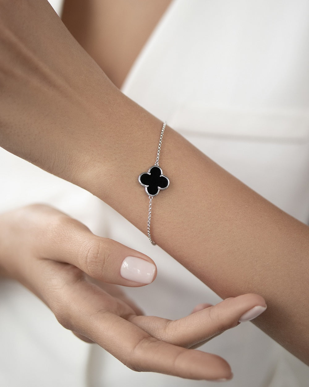 Clover bracelet with black onyx