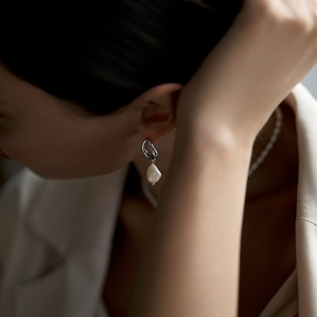 Streamlined earrings with baroque pearls