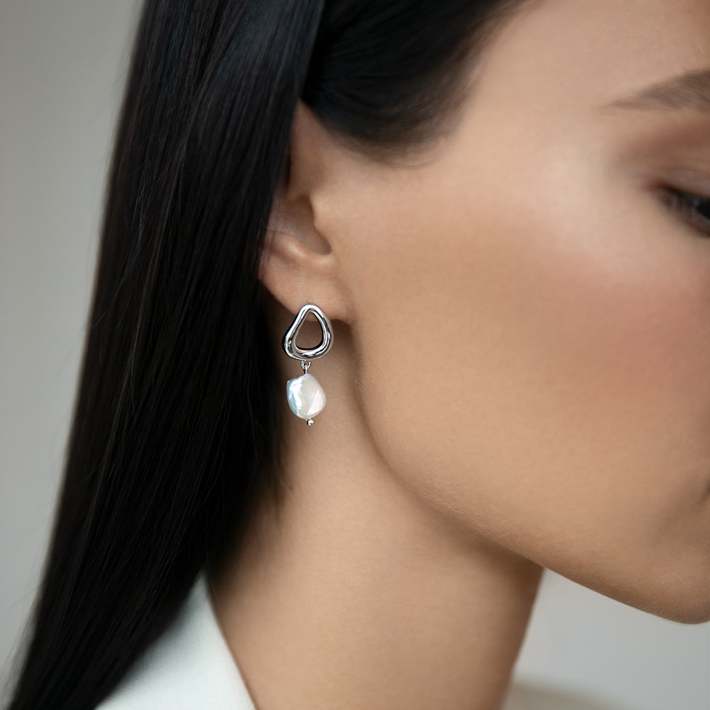Streamlined earrings with baroque pearls