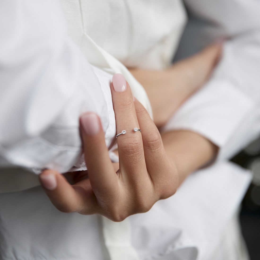 Midi ring on the phalanx Colon