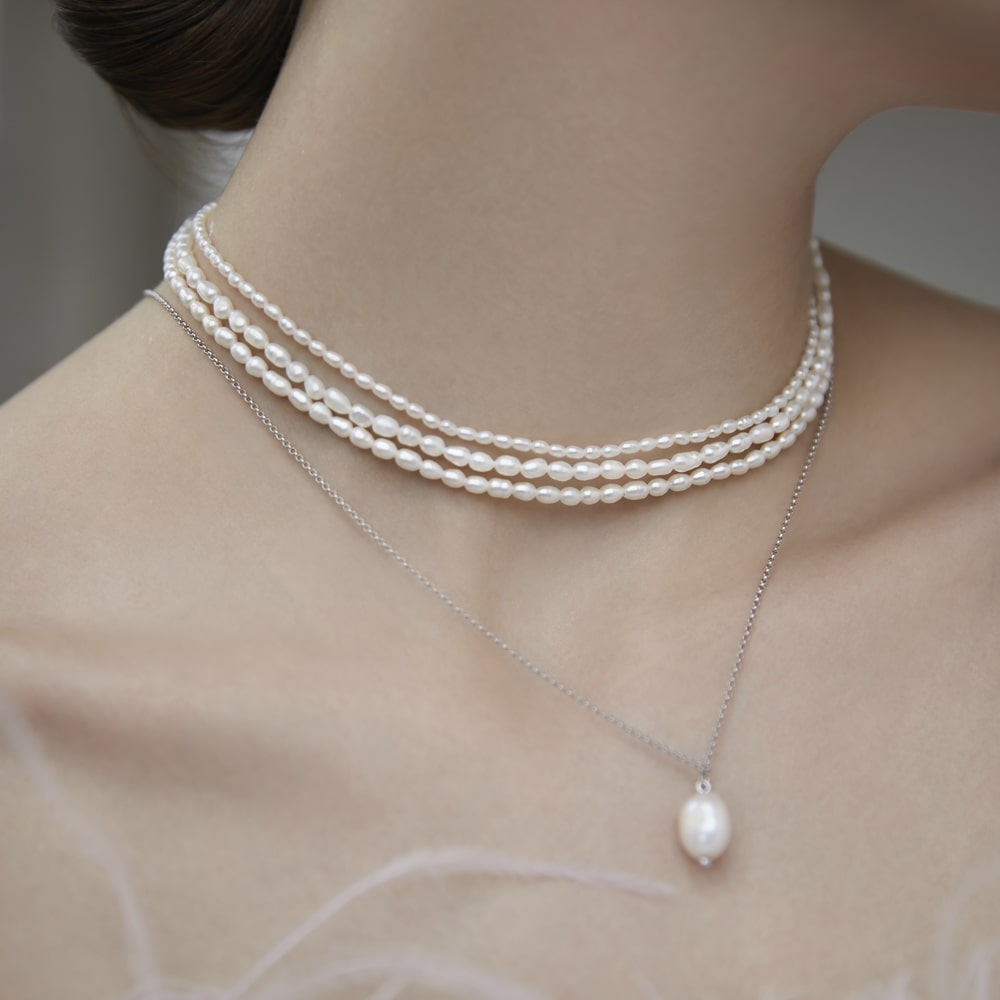 Pearl choker necklace