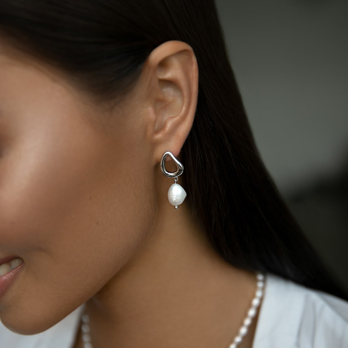 Streamlined earrings with baroque pearls