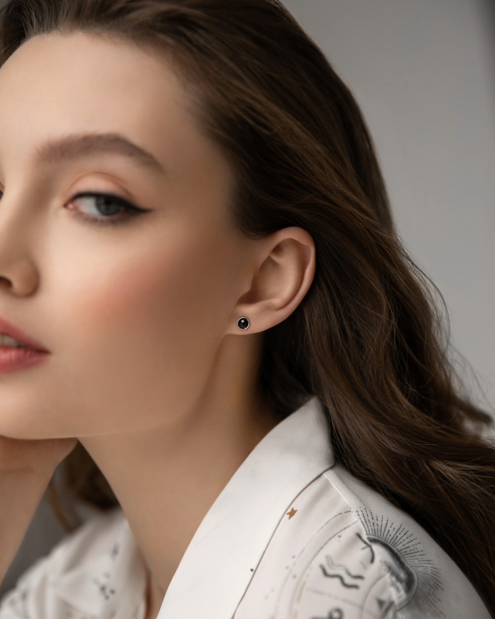 Stud earrings with onyx