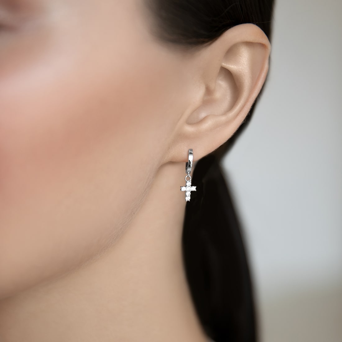 Haggis earring 8 mm with cross with stones