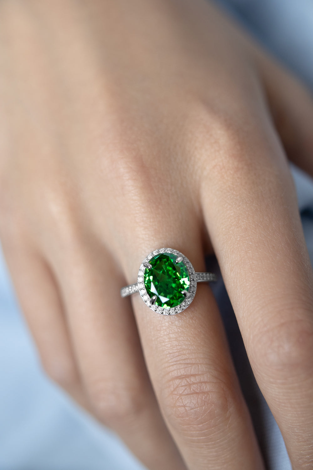 Ring with an emerald stone