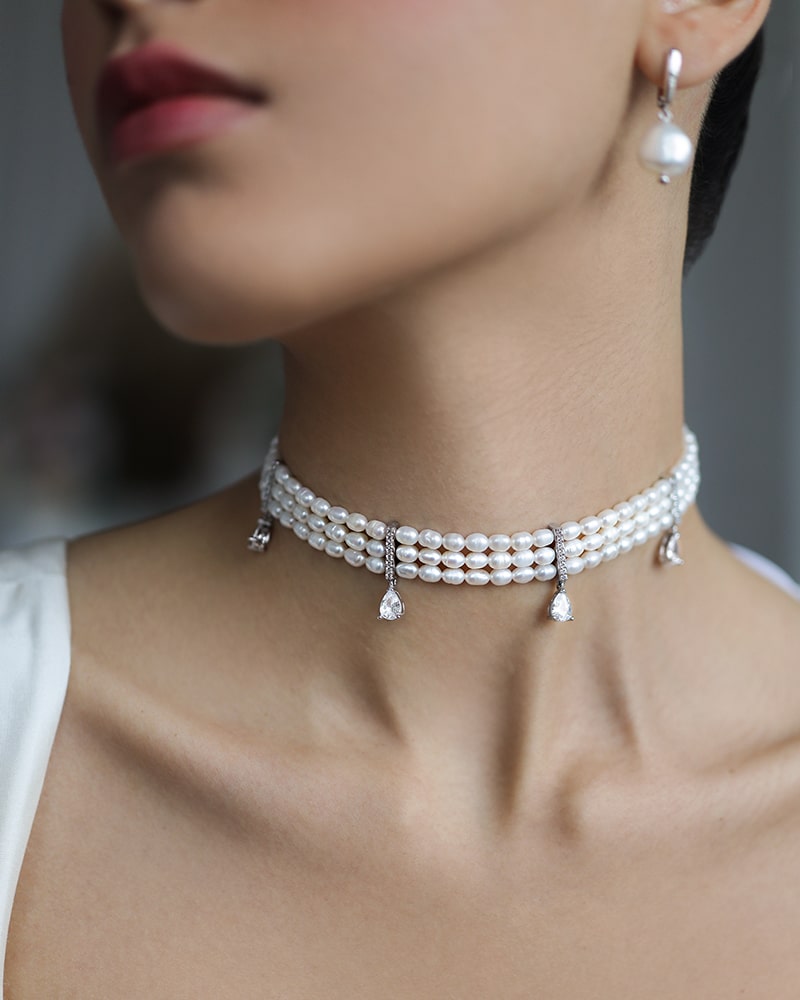 Collar necklace made of pearls with cubic zirconia