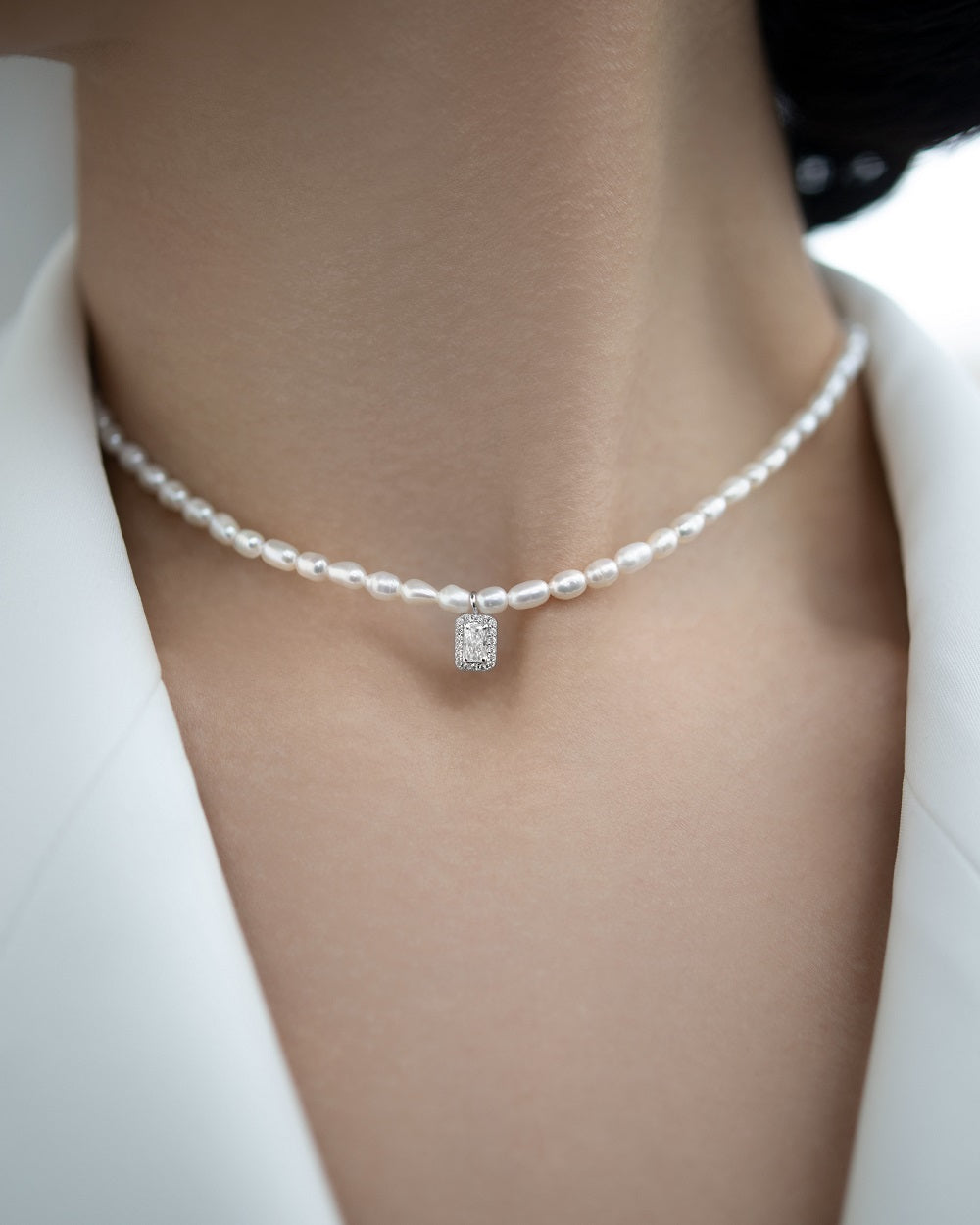 Necklace with micropearl and pendant element