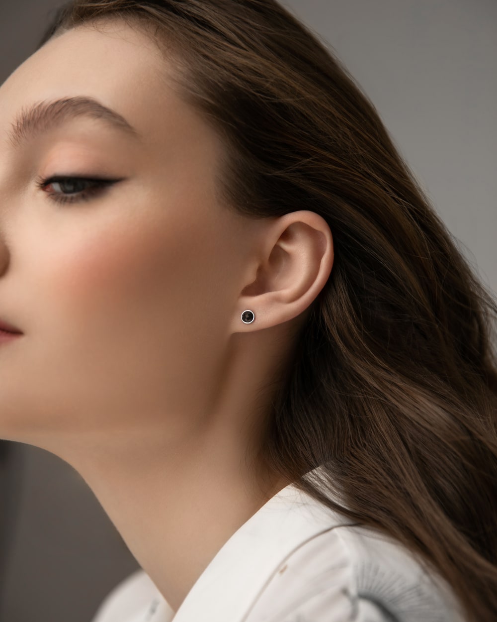 Stud earrings with onyx