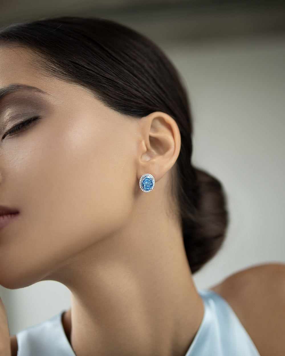 Earrings with blue stone