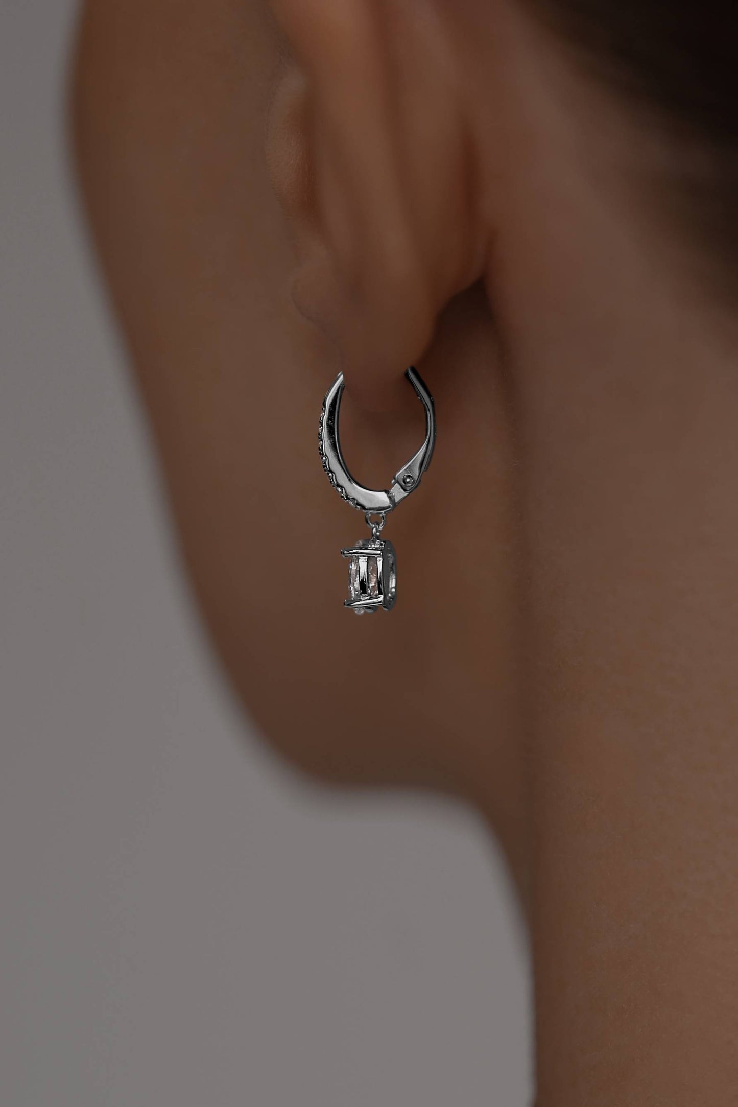 Earrings High-grade oval cut cubic zirconias with a french lock