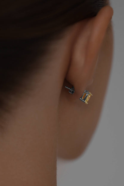 Earstuds with yellow Cubic Zirconia Princess cut