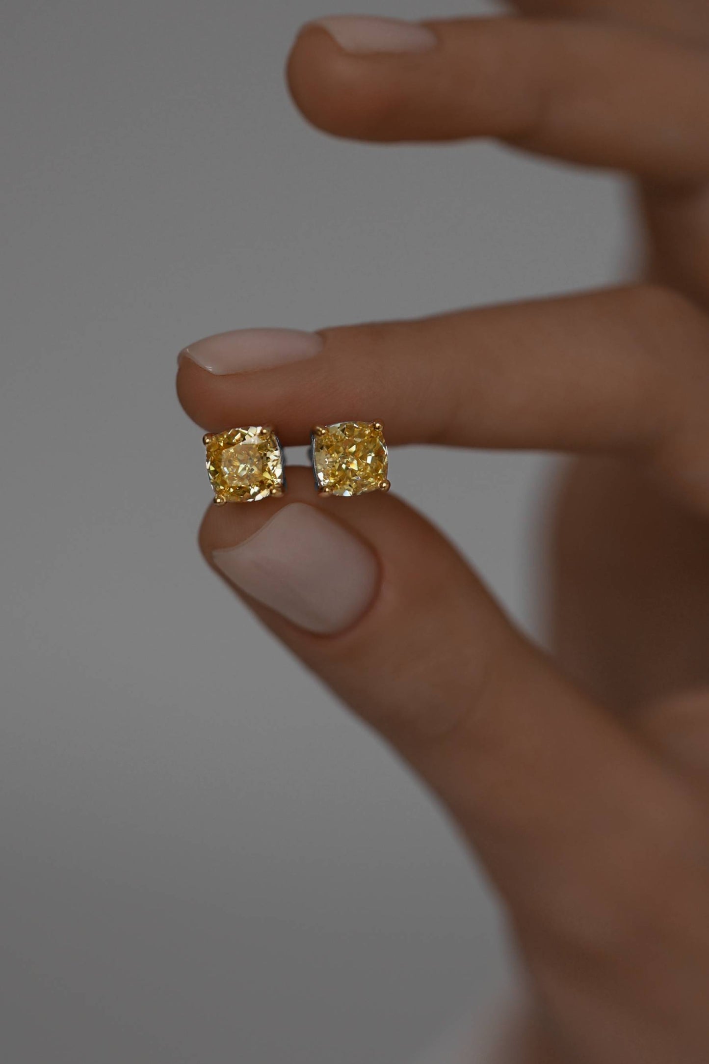 Earstuds with yellow Cubic Zirconia Princess cut