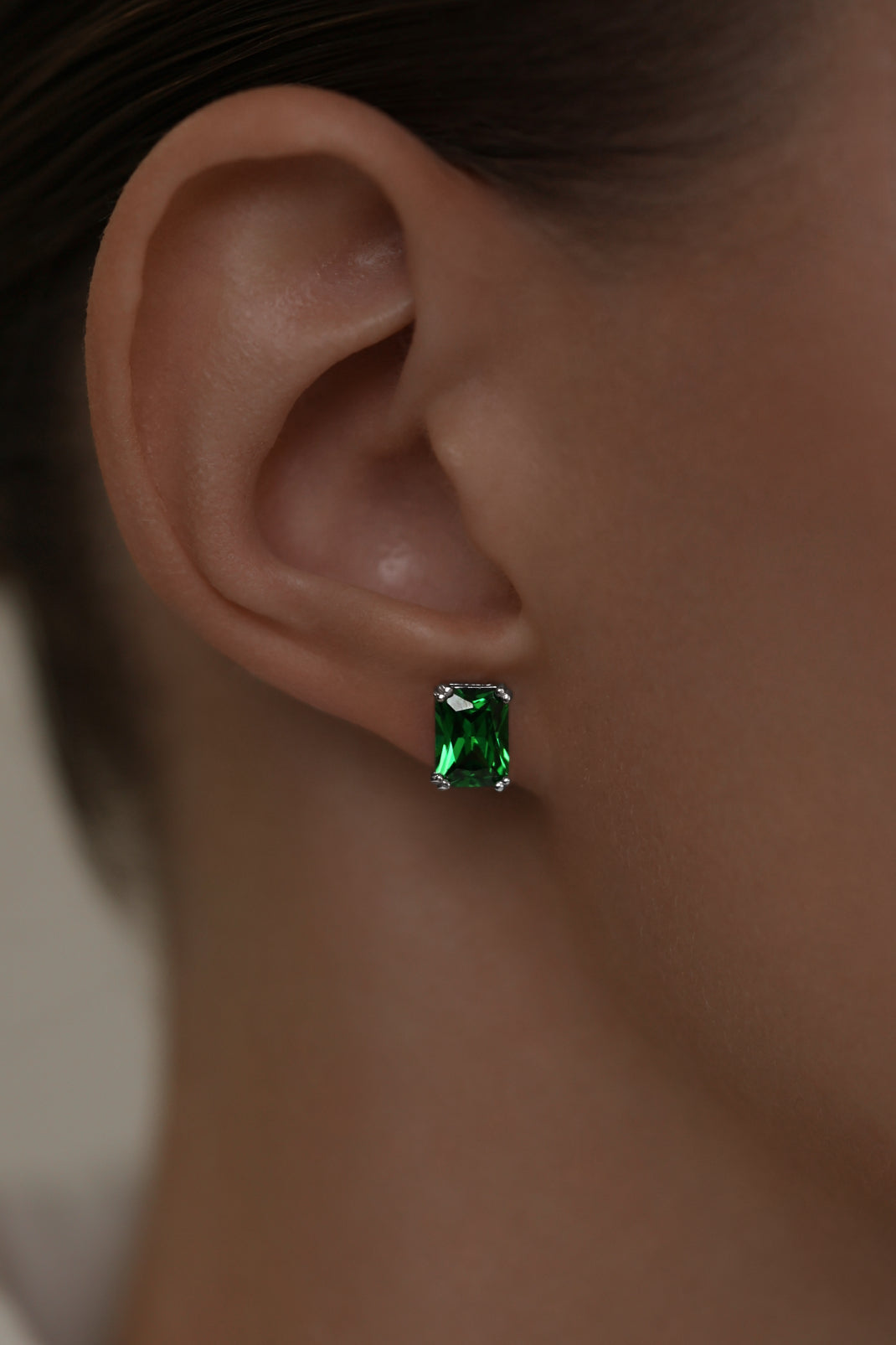 Earstuds with emerald Radiant cut high-grade cubic zirconia