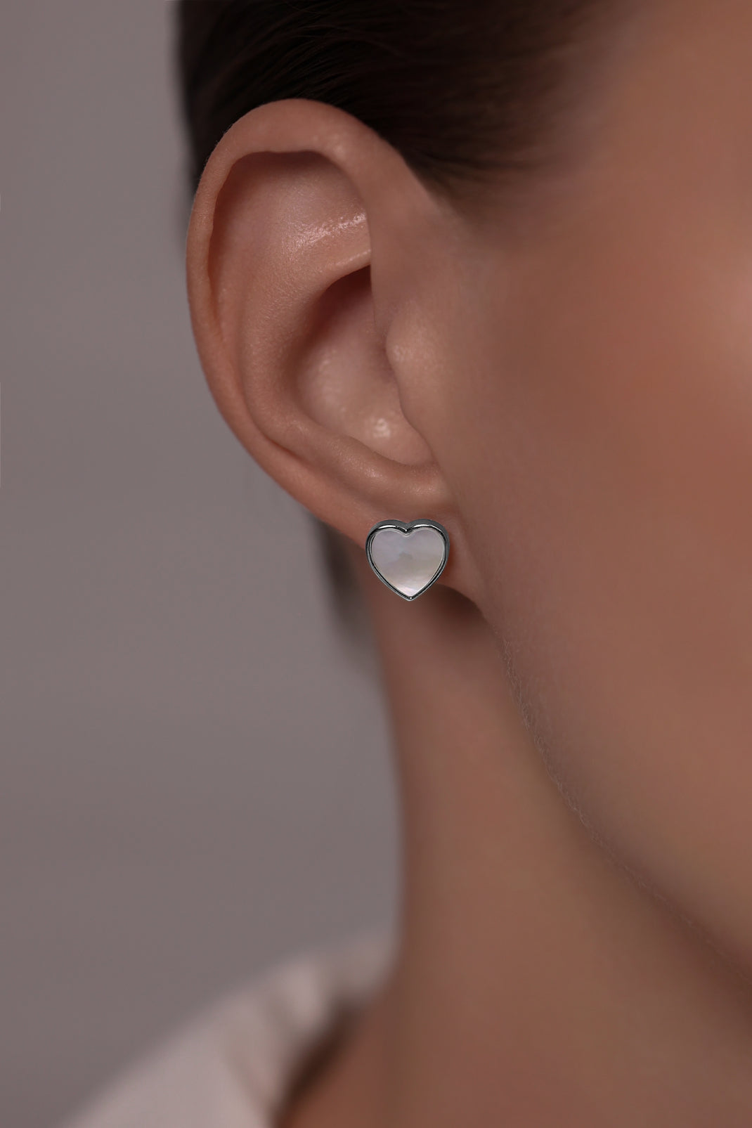Earstuds Heart with white mother of pearl