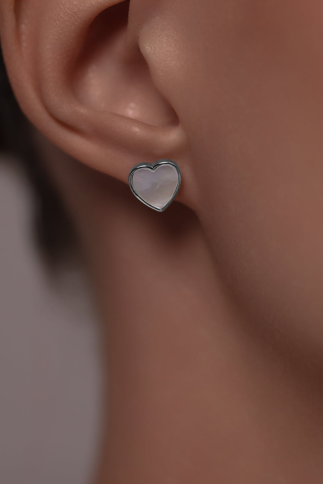 Earstuds Heart with white mother of pearl