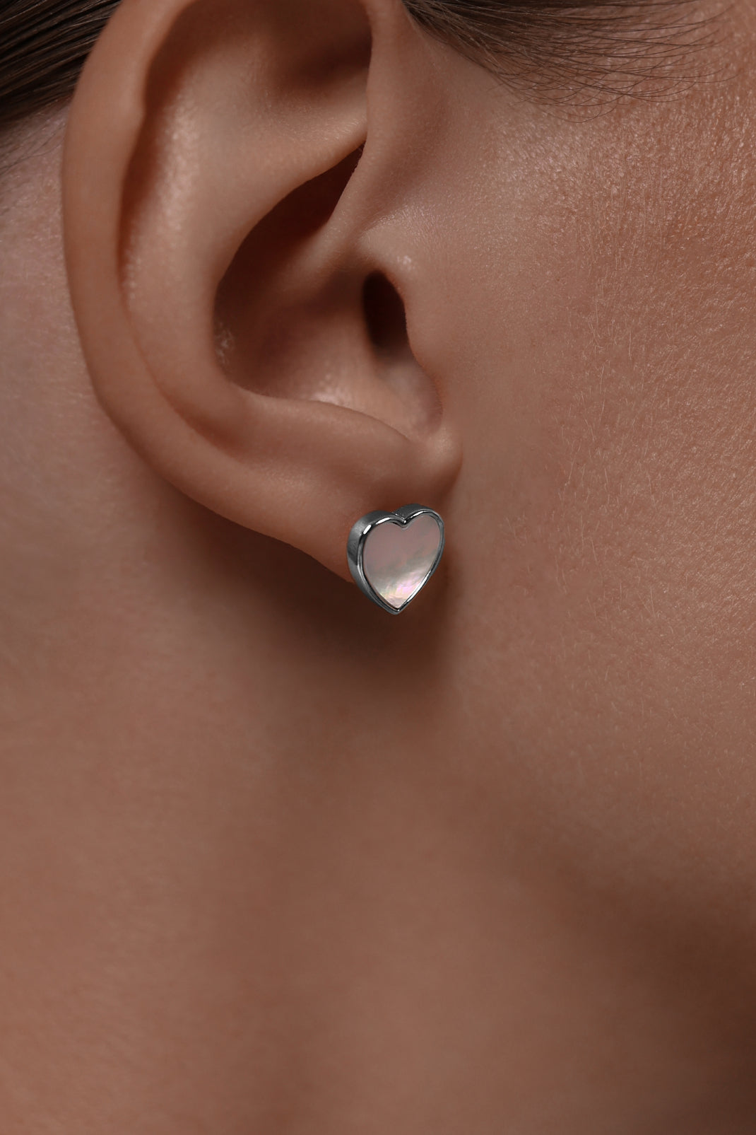 Earstuds Heart with white mother of pearl