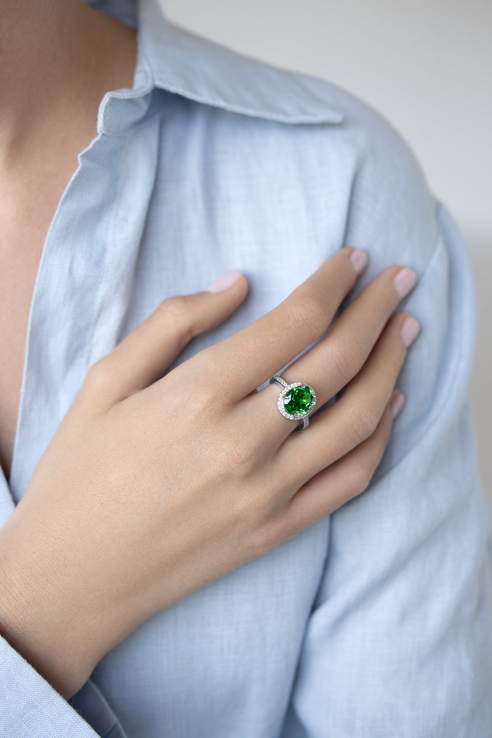 Ring with an emerald stone