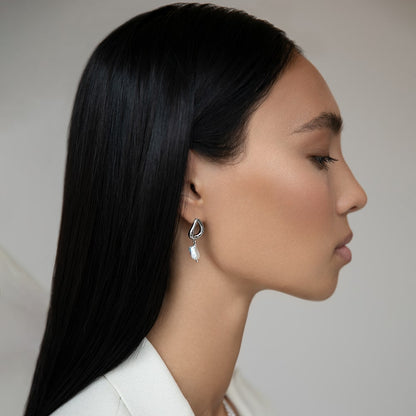 Streamlined earrings with baroque pearls