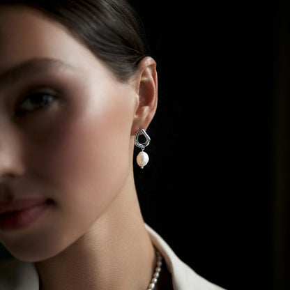 Streamlined earrings with baroque pearls