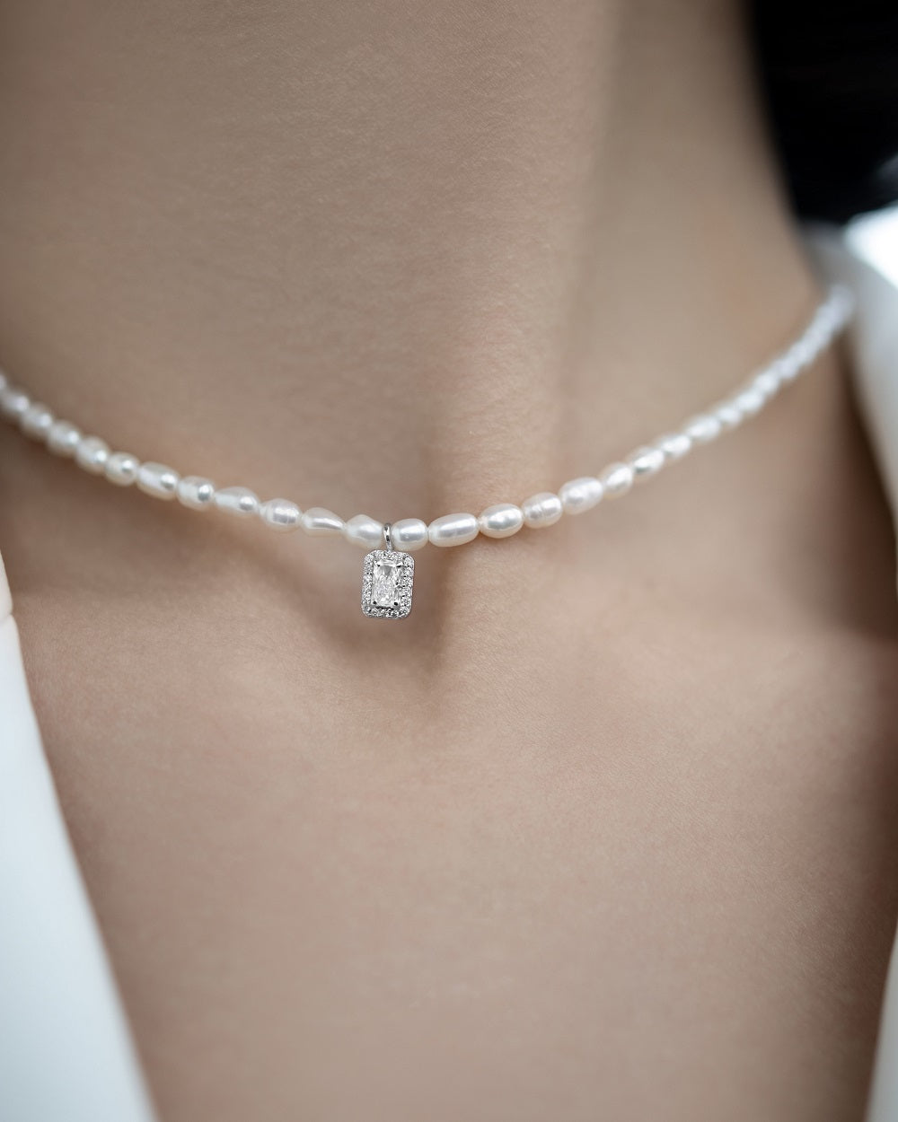Necklace with micropearl and pendant element