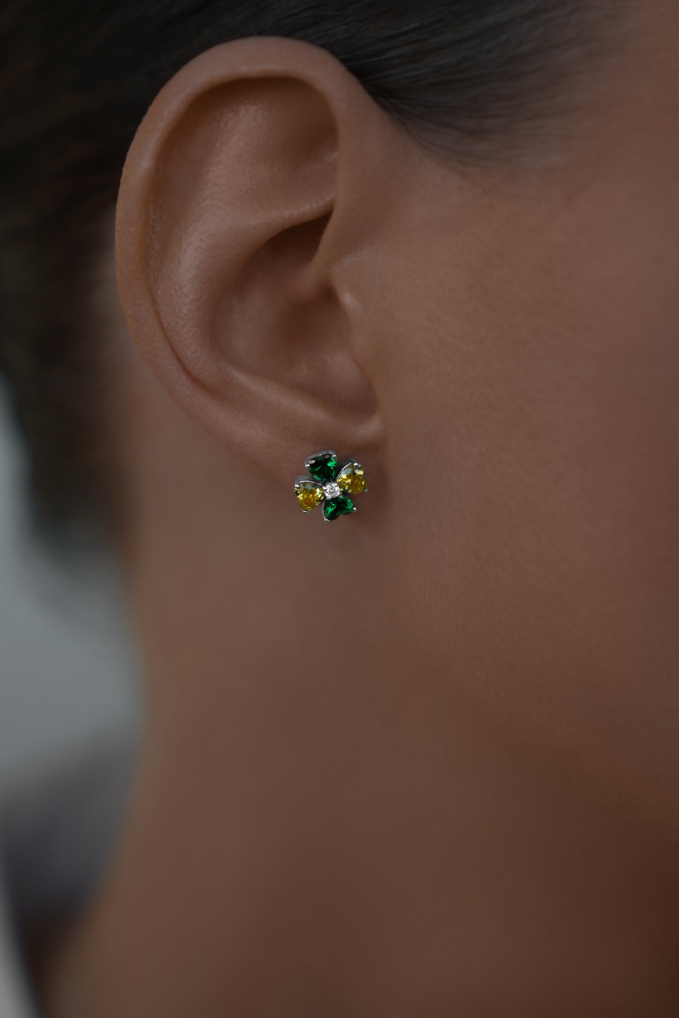 Earstuds Lucky with green stones