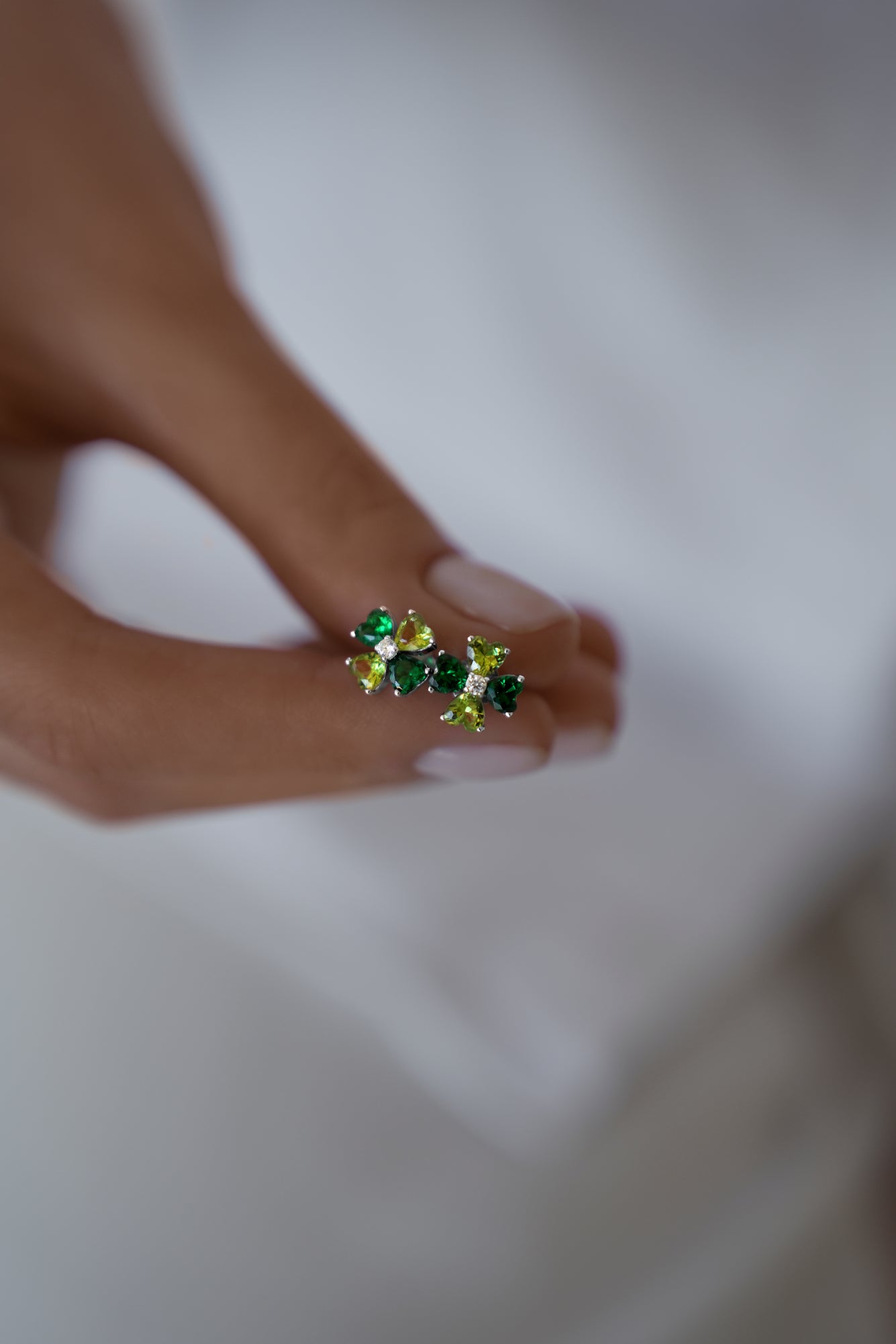 Earstuds Lucky with green stones