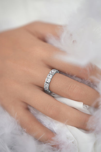 Ring path with baguette cut stones