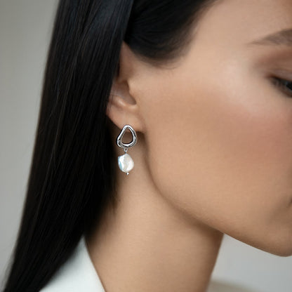 Streamlined earrings with baroque pearls