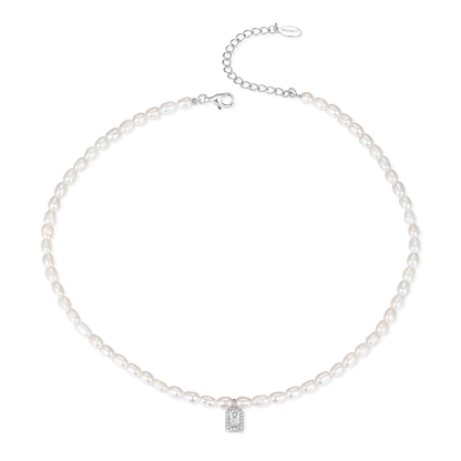 Necklace with micropearl and pendant element