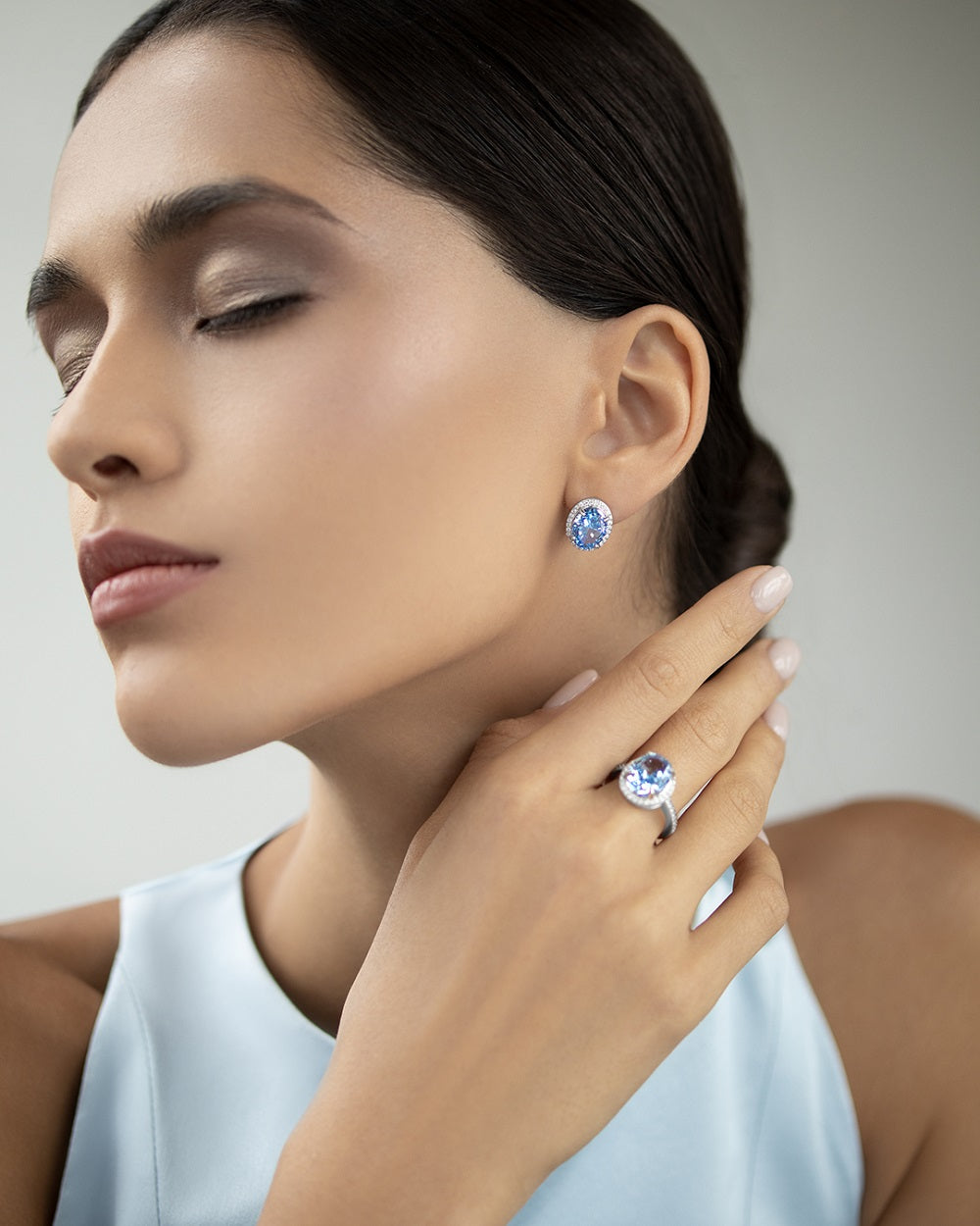 Earrings with blue stone