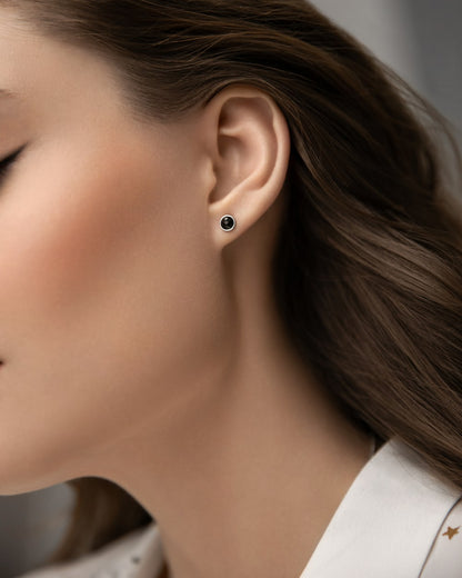 Stud earrings with onyx
