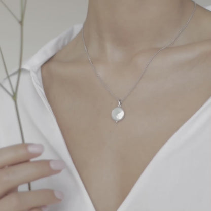 Necklace with round pearl medallion