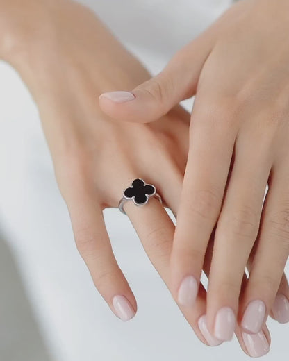 Clover ring with black onyx