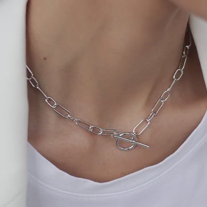 Necklace with alternating links